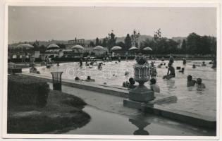 cca 1938 Budapest, a Palatinus strand a Margitszigeten, a Magyar Film Iroda Rt. eredeti fotója, hátoldalon pecséttel és felirattal, 8,5×13,5 cm