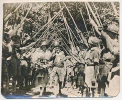 1933 Egy ifjú pár ünneplése a gödöllői cserkész jamboree-n, hátoldalon feliratozott fotó, sarokhiánnyal, 8×10 cm