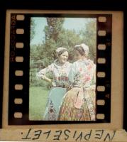 cca 1940 Népviselet, színes Agfacolor diapozitív, 4×3,5 cm