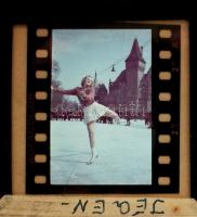 cca 1940 Műkorcsolyázó a Vajdahunyad váránál, színes Agfacolor diapozitív, 4×3,5 cm