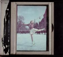 cca 1940 Műkorcsolyázó a Vajdahunyad váránál, színes Agfacolor diapozitív, 4×3,5 cm