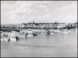 1945 Szendrő István (1908-2000): Budapest, a szétlőtt Margit híd, pecséttel jelzett fotó, 16,5×21,5 cm