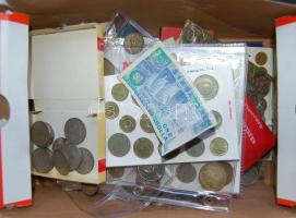 Jó hagyaték tétel, több száz db fémpénzzel, régi és új, sok tengerentúllal, jobbakkal, ezüstökkel T:vegyes