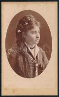 cca 1880 Fiatal lány portréja, vizitkártya Asbóth Kamilla (1838-1908) nagyszebeni (Hermannstadt / Sibiu) műterméből, kissé foltos, 10,5x6 cm