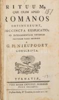 [Nieupoort, Willem Hendrik (1670-1730)] Niepoort G.H.: Rituum, qui olim apud romanos obtinuerunt, succincta explicatio ad intelligentiam veterum authorum facili methodo a - - - conscripta. Tyrnaviae [Nagyszombat],1778,Typis Regae Universit. Budensis, 2+552+39 p.+1 t. Korabeli kartonált papírkötés, kopott borítóval, sérült gerinccel, sérült kötéssel, a könyvtest elvált a borítótól, foltos lapokkal, az utolsó pár lap levált a könyvtesttől, possessori bejegyzésekkel.