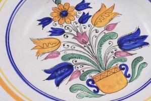 Habán fali dísztál, múzeumi másolat. Mázas kerámia, kézzel festett, hibátlan d: 31 cm