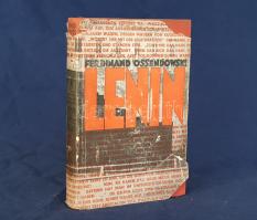 Ossendowski, [Ferdynand Antoni]:  Lenin. Ins Deutsche Übertragen von Arthur Ernst Rutra. Berlin, 1930. Sieben-Stäbe-Verlag (ny.) 436 + [4] p. Első német kiadás. Ferdynand Antoni Ossendowski (1876-1945) lengyel geológus, antropológus, földrajzi író, Oroszország-szakértő szentpétervári tanulmányok után jelentős utazásokat tett Oroszország-szerte, az 1905-ös forradalmi mozgalmak idején börtönbüntetést és szibériai száműzést is szenvedett, az oroszországi polgárháborúban pedig Kolcsak admirális tanácsadója volt, a fehérek oldalán. A bolsevik fordulat vehemens kritikusának regényes Lenin-életrajza lengyelül 1930-ban jelent meg, az orosz témákban szakértőnek számító szerző művének még ebben az évben elkészült német és magyar fordítása is. A szovjetbarátnak éppen nem nevezhető kötet rákerült az Ideiglenes Nemzeti Kormány által 1945-ben betiltott művek jegyzékére. A címoldal verzóján régi tulajdonosi bejegyzés, példányunk fűzése néhol kissé laza. (Bücher der Epoche.) Poss.: Szabó Imre, a belvárosi Erzsébet Szálloda tulajdonosa. Feliratozott, enyhén sérült kiadói egészvászon kötésben, felül színes festésű lapszélekkel, színes, illusztrált, enyhén sérült kiadói védőborítóban.