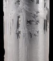 Karlsbad 1870 vadász témájú emlékváza. Savmaratott díszítésű karlsbadi üveg, talpánál egy csorbával,...