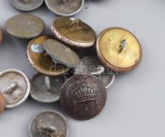 Frontmunka: Faragott fa dobozka nemzetiszín dekorral, benne katonai gombok d: 8 cm