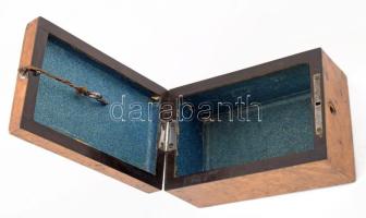 Antik doboz, kulccsal, 15x10x8 cm