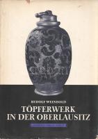 Weinhold, Rudolf:  Töpferwerk in der Oberlausitz. Beiträge zur Geschichte des Oberlausitzer Töpferhandwerks. (Dedikált.) Berlin, 1958. Akademie-Verlag (VEB Werkdruck, Gräfenhainichen). VIII + 200 + [2] p. + 25 t. (kétoldalas). Dedikált: ,,An meinem lieben Freund István Vincze: Rudolf Weinhold". Rudolf Weinhold (1925-2003) német néprajztudós, elsősorban a népi fazekasság és szőlészet néprajzával foglalkozott. Monográfiája a mai cseh-lengyel-német régióban fekvő Felső-Lausitz fazekasiparának történetét vizsgálja. (Veröffentlichungendes Instituts für Deutsche Volkskunde, Band 18.) Prov.: Prov.: Vincze István. [Vincze István (1922-1982) néprajztudós, 1955-től a Néprajzi Múzeum munkatársa, 1980-től osztályvezetője. Főként szőlészet- és borászattörténettel foglalkozott.] Feliratozott kiadói félvászon kötésben, színes, illusztrált, enyhén sérült kiadói borítóban. Jó példány.