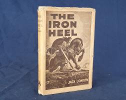 London, Jack:  The Iron Heel. Moscow-Leningrad, 1934. Co-operative Publishing Society of Foreign Workers in the U. S. S. R. (Printed by Pechatny Dvor, Leningrad). [4] + 307 + [1] p. Jack London (1876-1916) amerikai író ,,The Iron Heel&quot; (A Vaspata) című tudományos-fantasztikus regénye eredeti nyelven először 1908-ban jelent meg. A szociografikus megközelítést a sci-fi és a kalandregények ötlettárával ötvöző Jack London ebben a regényben a munkások forradalmának egy lehetséges változatát tematizálja. Szovjet kiadásunk emlékezetes adaléka Paul Vaillant-Couturier francia kommunista mozgalmár, FKP-alapító, Komszomol-munkatárs kiemelkedően leninista előszava, illetve a regény nóvumnak számító lapalji jegyzetapparátusa, amely a tudományos-fantasztikus regény megfelelően marxista olvasatát van hivatva biztosítani. Néhány oldalon apró foltosság. Feliratozott kiadói egészvászon kötésben, illusztrált kiadói védőborítóban. Jó példány.