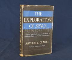 Clarke, Arthur C[harles]:  The Exploration of Space. New York, (1951). Harper &amp; Brothers (Temple Press Ltd.) 1 t. (színes címkép) + XIII + [1] + 199 + [1] p. + 7 t. (kétoldalas, ebből három részben színes). Első kiadás. Arthur C. Clarke (1917-2008) angol science fiction író, újságíró, mérnök, az űrkutatás népszerűsítője. A kezdetben fantasztikus írásokkal kísérletező író később matematikai és fizikai doktorátust szerzett, meghökkentő ötletei közül több is megvalósult az űrkutatásban, így a geostacionárius pályára állított műholdak segítségével végzett űrbeli kommunikáció (az űrlift ötletének megvalósítása még várat magára). A tudományos-fantasztikus elbeszéléseket továbbra is publikáló szerző szövegközti ábrákkal kísért ismeretterjesztő kötetében népszerű formában magyarázza el a gyorsulás, az űrbeli tájékozódás elveit. Arthur C. Clarke a kötet megírása idején még meg nem valósult űrutazás számos részletét kidolgozta, így az űrhajóban az utasok életviteli körülményeiről emlékezetes sorokat ír. A színes táblákon egykorú science fiction filmekből vett jelenetek kísérik az írás szövegét; egyes zsánerjelenetek megvalósulása - így az üvegdóm alá zárt marsi városoknak kedves ötlete - mindmáig várat magára, ám a megírás pillanatában nem tűnt megvalósíthatatlannak. Aranyozott gerincű kiadói félvászon kötésben, színes, hátoldalán javított kiadói védőborítóban. Jó példány.