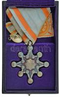 Japán 1888-2003. "Order of the Sacred Treasure 8th class (Szent Kincs Rend VIII. osztály)" kitüntetés mellszalagon, eredeti gombjától elvált szalagsávval, eredeti dísztokban Japan 1888-2003. "Order of the Sacred Treasure 8th class" decoration with ribbon, with original thin ribbon, in original case