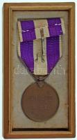 Japán Birodalom 1920-1921. "Első Népszámlálás" bronz kitüntetés mellszalagon, fa dobozában...