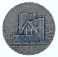 Szovjetunió DN &quot;Az árvízben lévő kunyhó emlékműve azon a helyen, ahol 1917-ben Lenin elrejtőzött&quot; kétoldalas Al emlékérem (53mm) T:XF ph. Soviet Union ND &quot;Monument of the hut in the flood at the place where Lenin hid in 1917&quot; double-sided Al commemorative medal (53mm) C:XF edge error