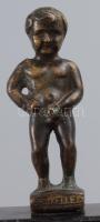 Brüsszeli pisilős kisfiú bronz szoborka, márvány talpazaton, kis sérüléssel, m: 12 cm