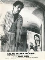 cca 1989 előtt készült ,,Válás olasz módra" című olasz film egy jelenetei, 1 db vintage produkciós filmfotó (vitrinfotó, lobbyfotó) ezüst zselatinos fotópapíron, a használatból eredő (esetleges) kisebb hibákkal, 18x24 cm