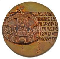 Nagy István János (1938-) 1978. &quot;A Magyar Korona hazatérte emlékére 1978.1.6.&quot; egyoldalas bronz emlékérem tokban (96mm) T:UNC