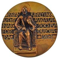 Nagy István János (1938-) 1983. &quot;István királyunk szenté avatásának 900. évfordulójára&quot; egyoldalas bronz emlékérem tokban, zsűrizett (100mm) T:UNC