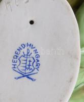 Herendi madár virágok közt. Jelzett, egyik szirom restaurált, m: 9 cm