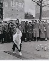 cca 1934 Brassai (eredetileg Halász Gyula) (1899-1984) magyar - francia fotóművész felvétele (Párizs utcái c. sorozatából), a néhai Fővárosi Fotó Vállalat (FŐFOTÓ) Váci utcai Fotóművészet Galériájának archívumából 1 db modern nagyítás, jelzés nélkül, 21x15 cm