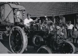 cca 1953 Bodnár István fényképész hagyatékából 1 db modern nagyítás, jelzés nélkül (az első traktor és cséplőgép az új TSZ-ben, amit ,,Rákosi" küldött a tagságnak), 15x21 cm