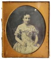 cca 1850 Fiatal hölgy, a tomesti Pánczély család tagja (Lina v. Lissa?), ambrotípia (a dagerrotípiához hasonló technika), dekoratív, dombornyomott bőrtokban, a tok kissé sérült, a kép kijár, 8x7 cm