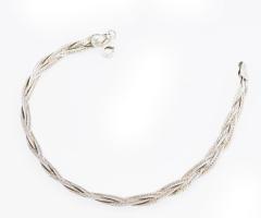 Ezüst(Ag) háromszálas fonott, szőtt karkötő, jelzett, h: 20 cm, nettó: 5,1 g