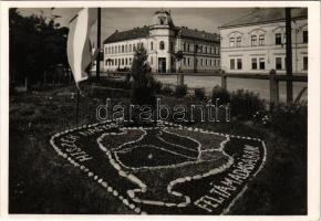 1941 Beregszász, Beregovo, Berehove; Posta és Pénzügyi Palota, előtérben Országzászló, &quot;Hiszek Magyarország feltámadásában!&quot; irredenta. Magyar könyvesbolt kiadása / post office, Financial Palace, Hungarian flag, irredenta