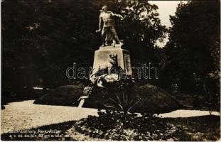 1935 Szombathely, Park a v. cs. és kir. 83. gyalogezred hősi szobrával