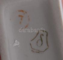 Drasche Hadik huszár. Terv: Némethné Szonntag Éva. Jelzett, kézzel festett hibátlan, m: 18,5 cm