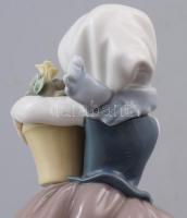 LLadro lány kosárral. Jelzett, szirmokon kis hiánnyal, m: 16,5 cm