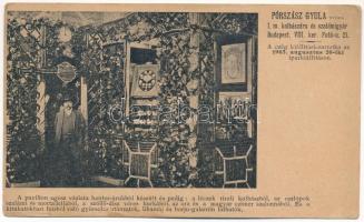 Budapest VIII. Pórszász Gyula I. m. kolbászárú és szalámigyár (Futó utca 21.): A czég kiállításcsarnoka az 1903. augusztus 20-iki iparkiállításon. A pavillon egész vázlata hentes árukból készült és pedig: a lécek tiroli kolbászból, az oszlopok szalámi és mortadellából, a szőlő dísz véres hurkából, az óra és a magyar címer szalonnából. És a kirakatokban húsból való gyümölcsutánzatok, libamáj és borjú-galantin láthatók. Anglo-Nyomda kiadása (EK)