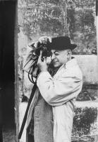 cca 1965 Brassai (1899-1984) magyar - francia fotográfus, filmkészítő, festő és szobrász- és éremművész, író portréja, fotóművészeti alkotás, korabeli zselatinos nagyítás, 3 sarkán és egy szélén kisebb-nagyobb törésnyomokkal, a hátoldalán feliratozva, 40x28 cm