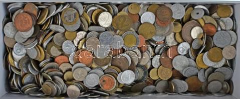 Vegyes, magyar és külföldi érmetétel mintegy ~4kg súlyban, T:vegyes Mixed, Hungarian and foreign coin lot (~4kg) C:mixed