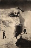 Chamonix, Mont Blanc, Traversée d&#039;un Pont de neige / hikers