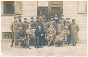 K.u.k. Subabschnitt Kommando Grado / Osztrák-magyar katonák és tisztek csoportképe Gradoban / K.u.k. Austro-Hungarian military soldiers and officers group photo (ázott /wet damage)