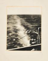 cca 1930 "Nyílt tengeren", vintage fotó, olvashatatlan jelzéssel, régi aukciós címkével, hátoldalon feliratozott, paszpartuban, a kartonon is töréssel, 29x23 cm