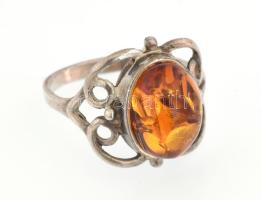 Ezüst(Ag) gyűrű borostyánnal, jelzett, méret: 52, bruttó: 2,4 g