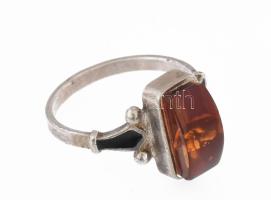 Ezüst(Ag) gyűrű borostyánnal, jelzett, méret: 50, bruttó: 2,2 g