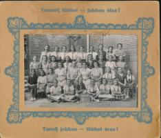 1949 "Termelj többet - jobban élsz! Tanulj jobban - többet érsz!" általános iskolai osztálykép, kartonra ragasztott fotó, karton sérült, 9,5×14 cm