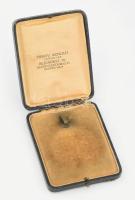 Herpy Arnold óraműves Budapest bélelt óra díszdoboz, 10x8 cm