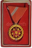 1957. "Szocialista Munkáért Érdemérem" zománcozott fém kitüntetés mellszalagon, Rákosi-címeres tokban T:AU patina NMK 604.