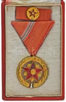 1957. "Szocialista Munkáért Érdemérem" zománcozott fém kitüntetés mellszalagon, miniatűrrel szalagsávon, tokban T:AU patina NMK 604.