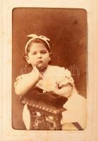 cca 1865-1880 Régi réz veretes bőrkötéses fotóalbum 38 db keményhátú fotóval, női, férfi, gyermek és...