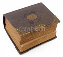 cca 1865-1880 Régi réz veretes bőrkötéses fotóalbum 38 db keményhátú fotóval, női, férfi, gyermek és...