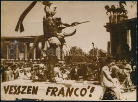 cca 1947-1948? "Vesszen Franco!", felvonulás a Hősök terén, "Francot" ábrázoló bábbal, a hátoldalon "New York Times Photos" bélyegzéssel, a felületén törésnyomokkal, 13x18 cm