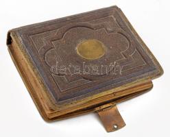 cca 1865-1880 Régi réz veretes bőrkötéses fotóalbum 21 db keményhátú fotóval, női és féri, katona és...