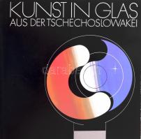 Kunst in Glas aus der Tschechoslowakei (Csehszlovák művészeti üvegek). cca 1980, München, Glassexport. Német nyelvű prospektus a csehszlovák üvegművészek életrajzaival, jellemző alkotásaik reprodukcióival.